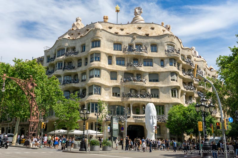 Fachada principal de la Casa Milà