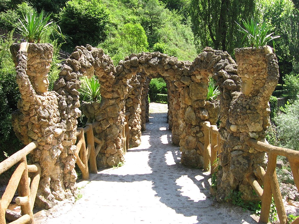 Puente de los Arcos en los Jardines de Can Artigues - Pobla de Lillet