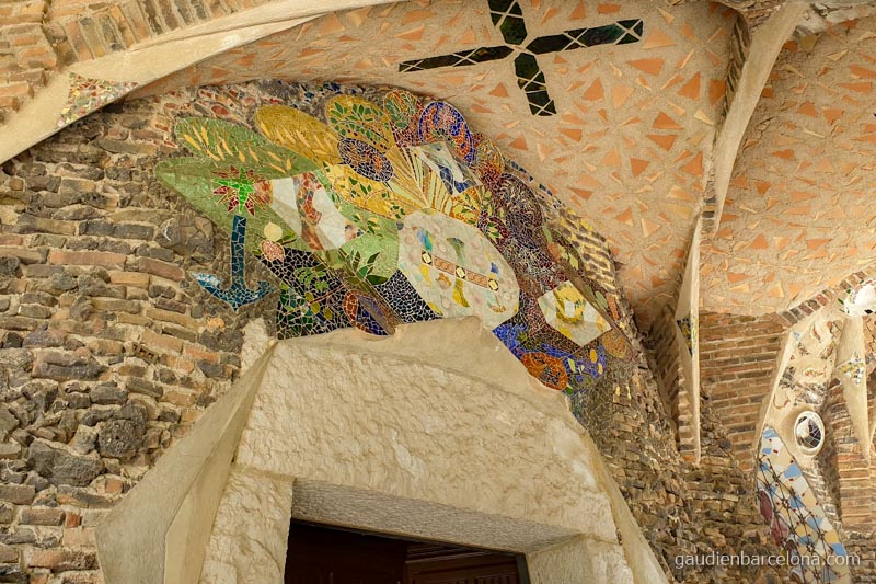 Mosaico en la entrada de la Cripta Güell